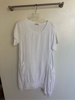 Meo Meli White Scoop Neck Short Sleeve Tunic with Pockets